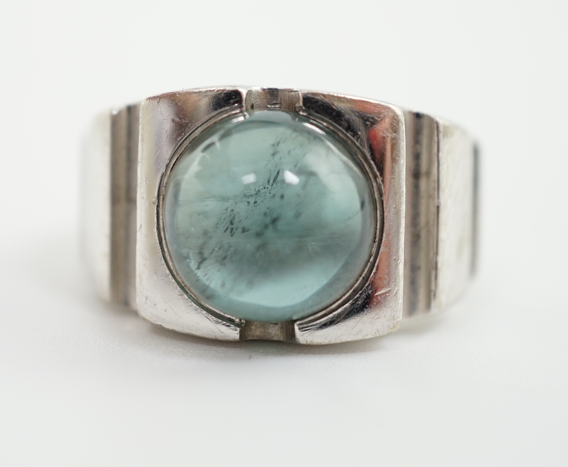 An 18ct white gold and single stone blue green cabochon tourmaline set ring